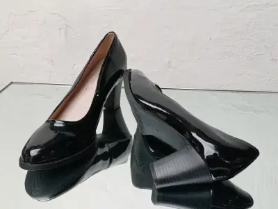 Zapatos de tacón negros de charol - miniatura 1