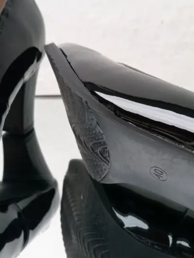 Zapatos de tacón negros de charol - miniatura 4