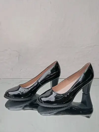 Zapatos de tacón negros de charol - miniatura 2