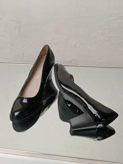 Zapatos de tacón negros de charol - miniatura 5