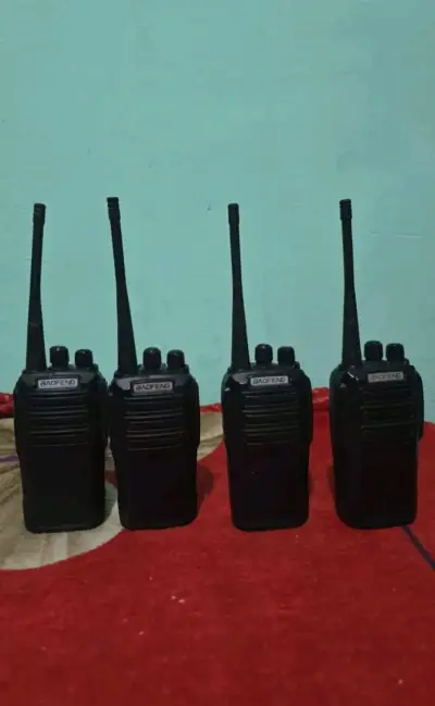 Set de 4 radios Baofeng portátiles - miniatura 1