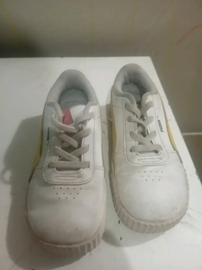 Zapatillas Puma blancas con detalles amarillos - 2