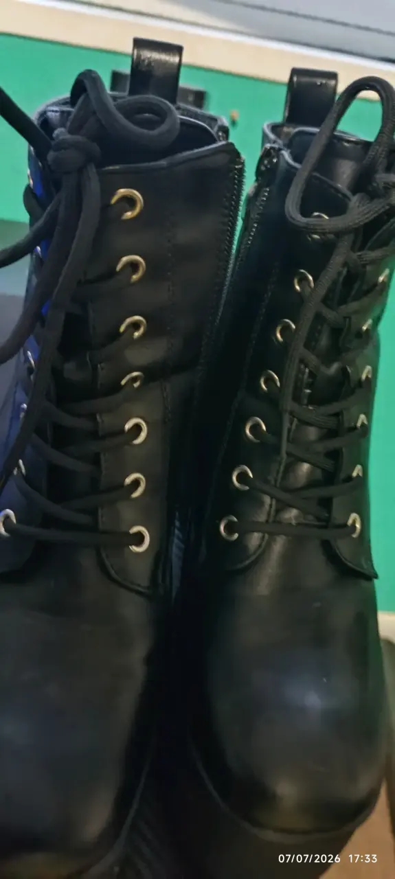 Botas negras de cuero con cordones y cierre - 1