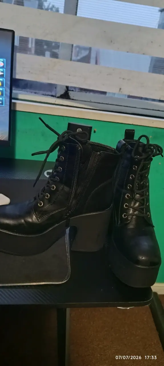 Botas negras de cuero con cordones y cierre - 2