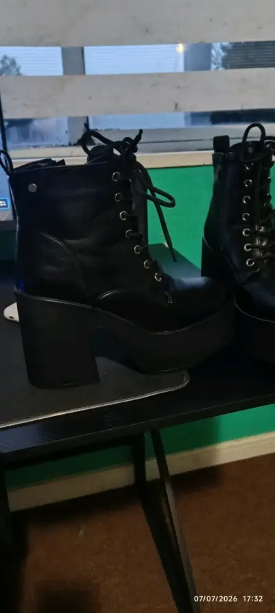Botas negras de cuero con cordones y cierre - miniatura 5