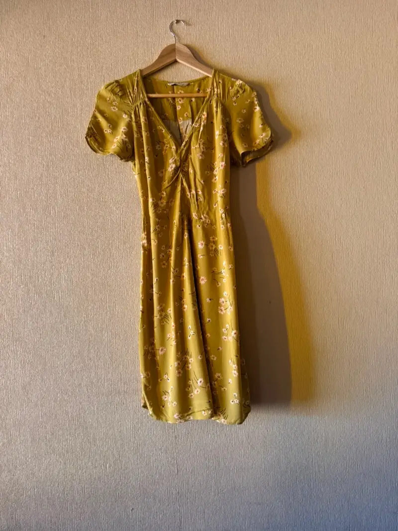 Vestido amarillo floral de verano