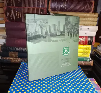 Carabineros De Chile - Una institución al servicio - miniatura 1