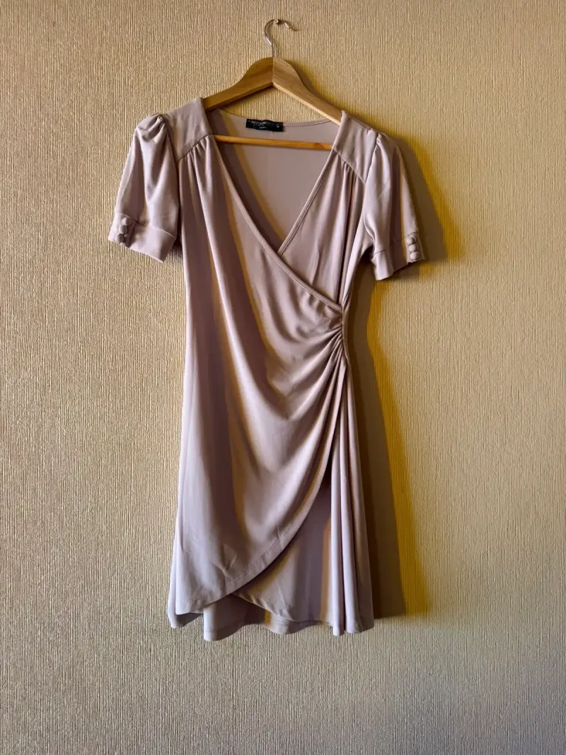 Vestido corto beige con escote cruzado