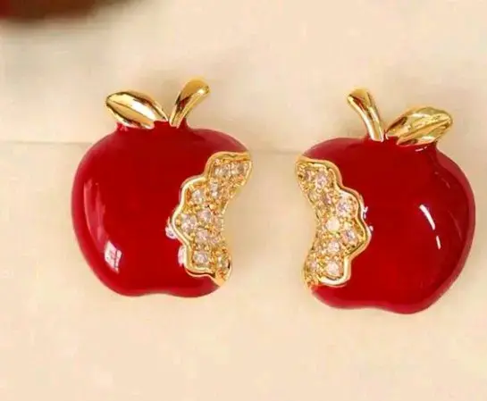 Pendientes de manzana roja con incrustaciones