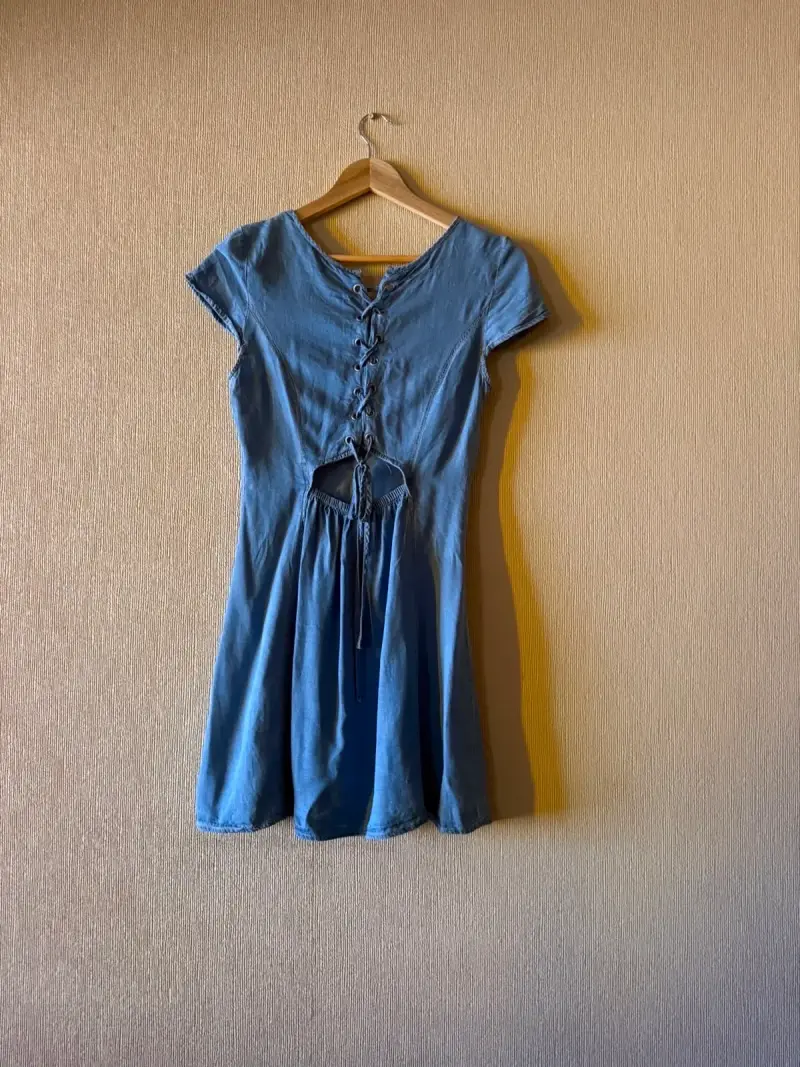 Vestido de mezclilla azul con botones - 2