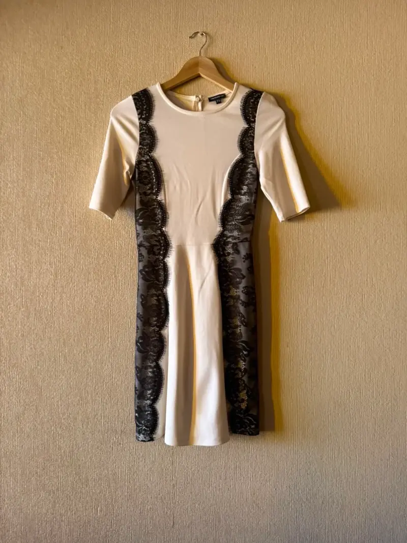 Vestido blanco con encaje negro elegante
