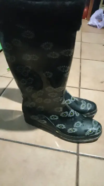 Botas de lluvia negras con flores - miniatura 1