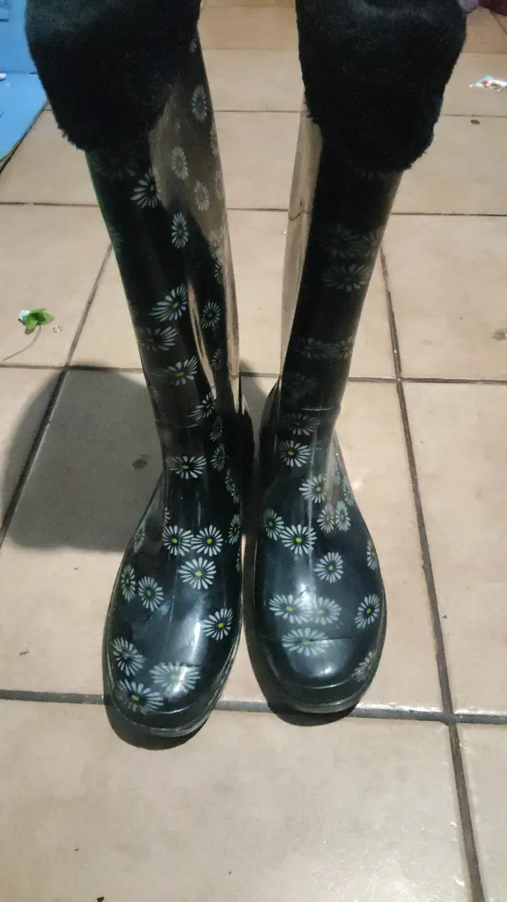 Botas de lluvia negras con flores - 2