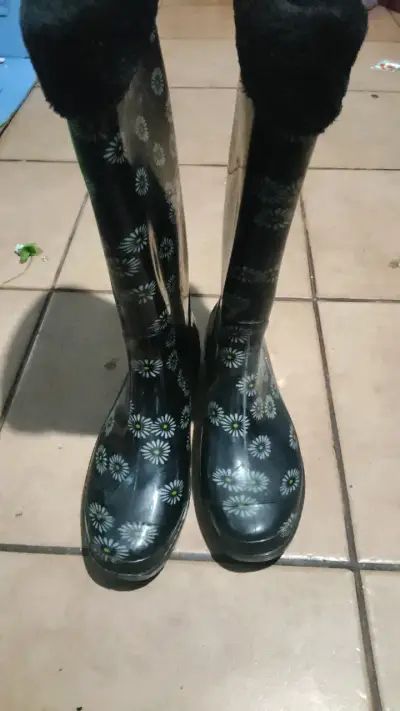 Botas de lluvia negras con flores - miniatura 2