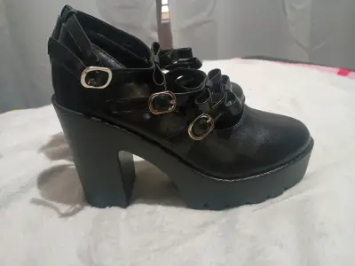 Zapatos de tacón alto negros con hebillas - miniatura 1
