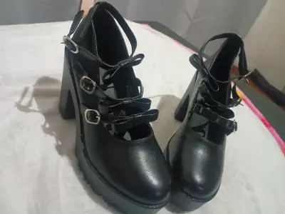 Zapatos de tacón alto negros con hebillas - miniatura 3