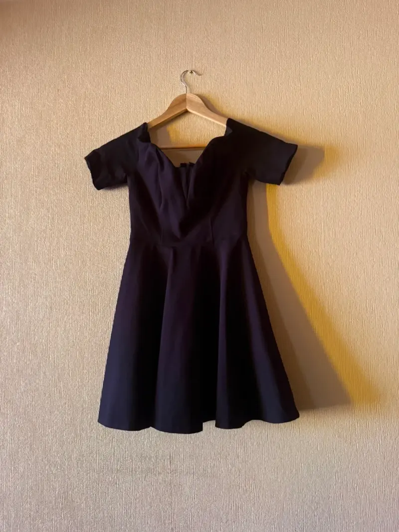 Vestido negro elegante de manga corta guess