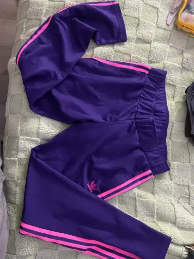 buzo Adidas morados con franjas - miniatura 1