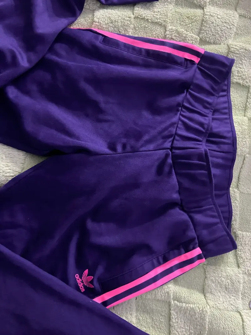 buzo Adidas morados con franjas - 2