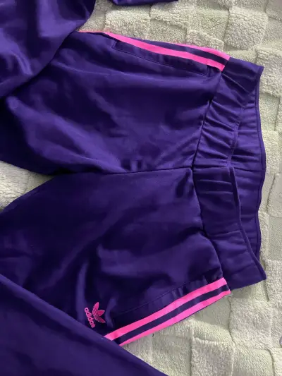 buzo Adidas morados con franjas - miniatura 2