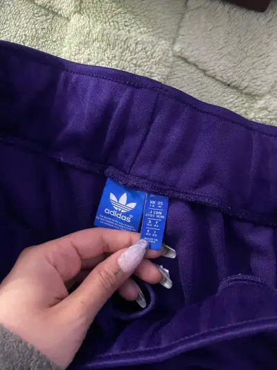 buzo Adidas morados con franjas - miniatura 3
