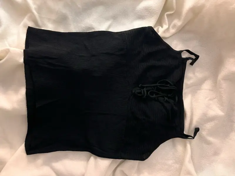 Polera negra sin mangas - 1