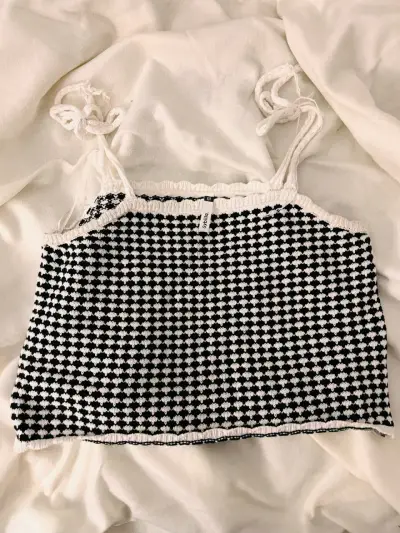 Top tejido blanco y negro con tirantes - miniatura 1