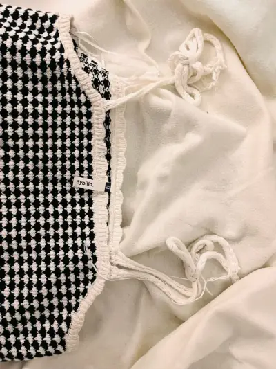Top tejido blanco y negro con tirantes - miniatura 2