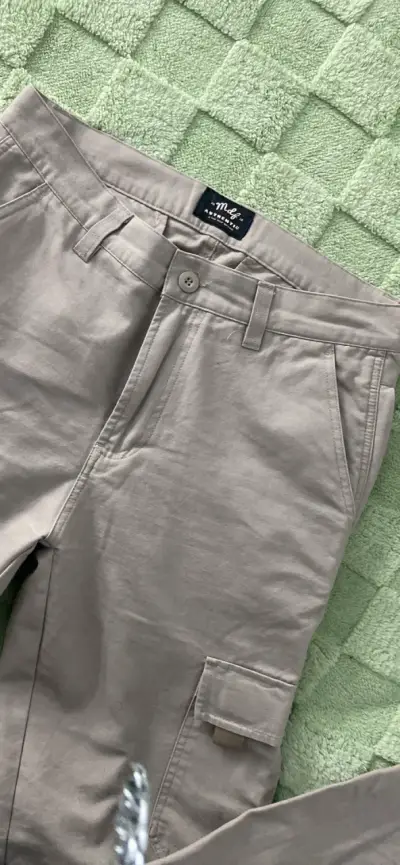 Pantalones cargo beige para mujer - miniatura 3