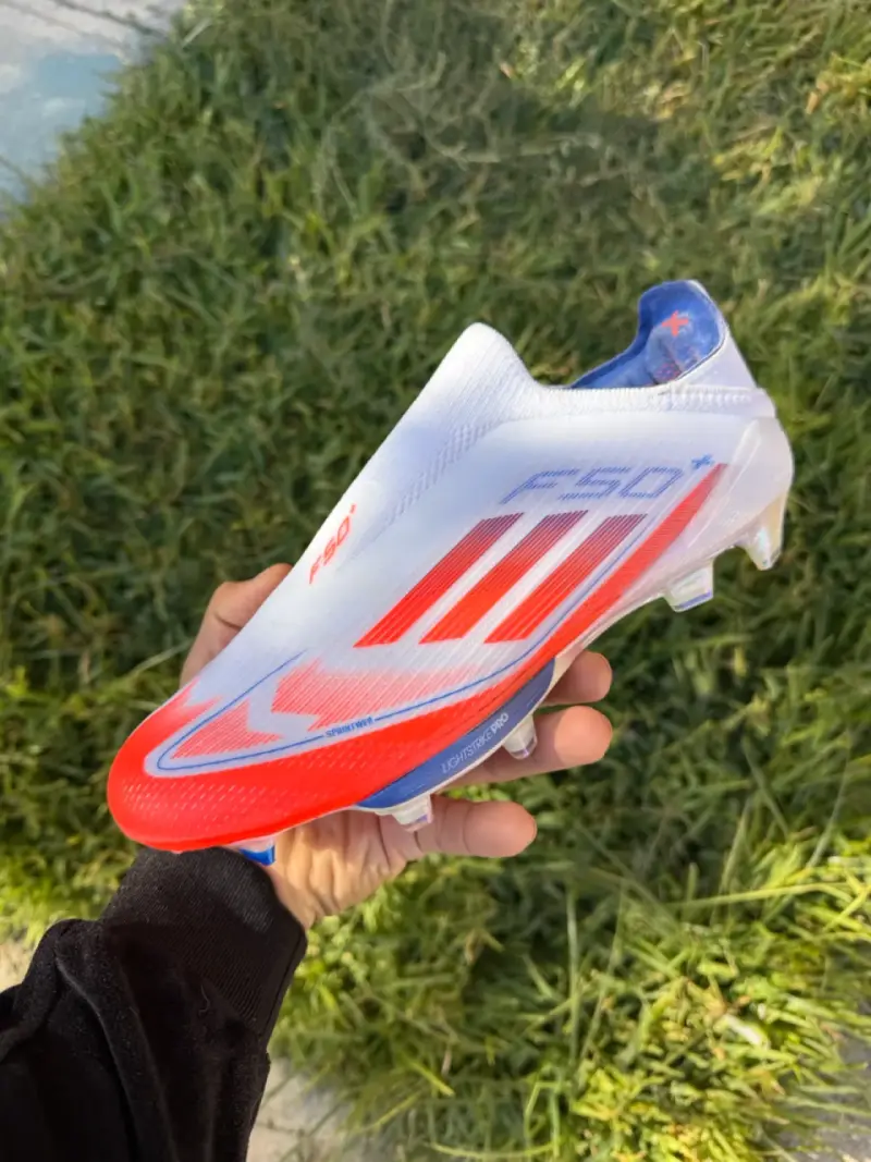 Botines de fútbol Adidas F50+ blancos y rojos