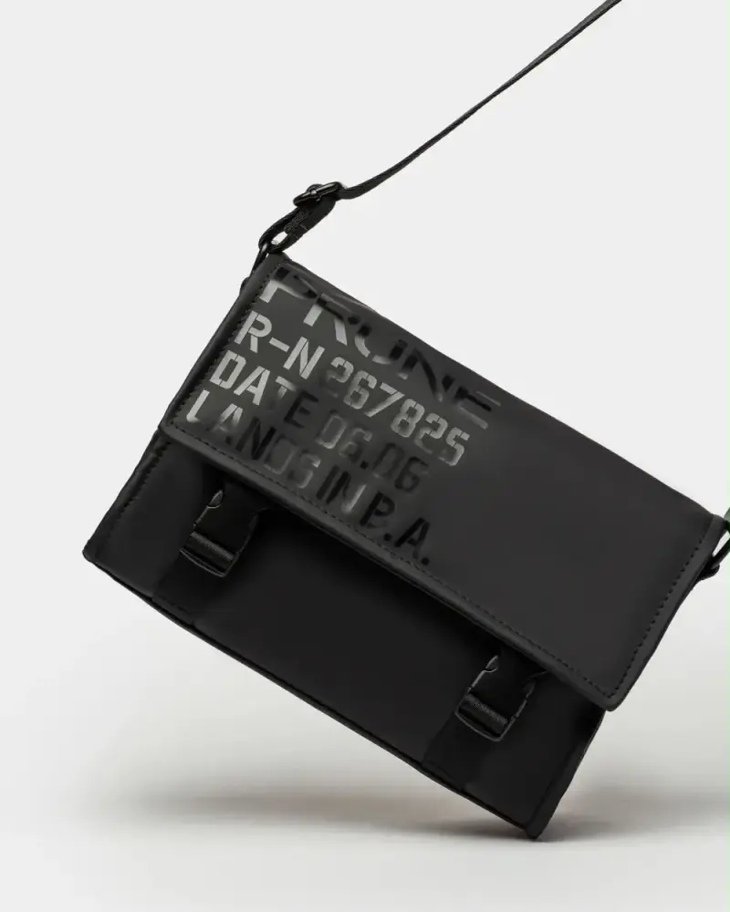 Bandolera negra Prune con diseño moderno