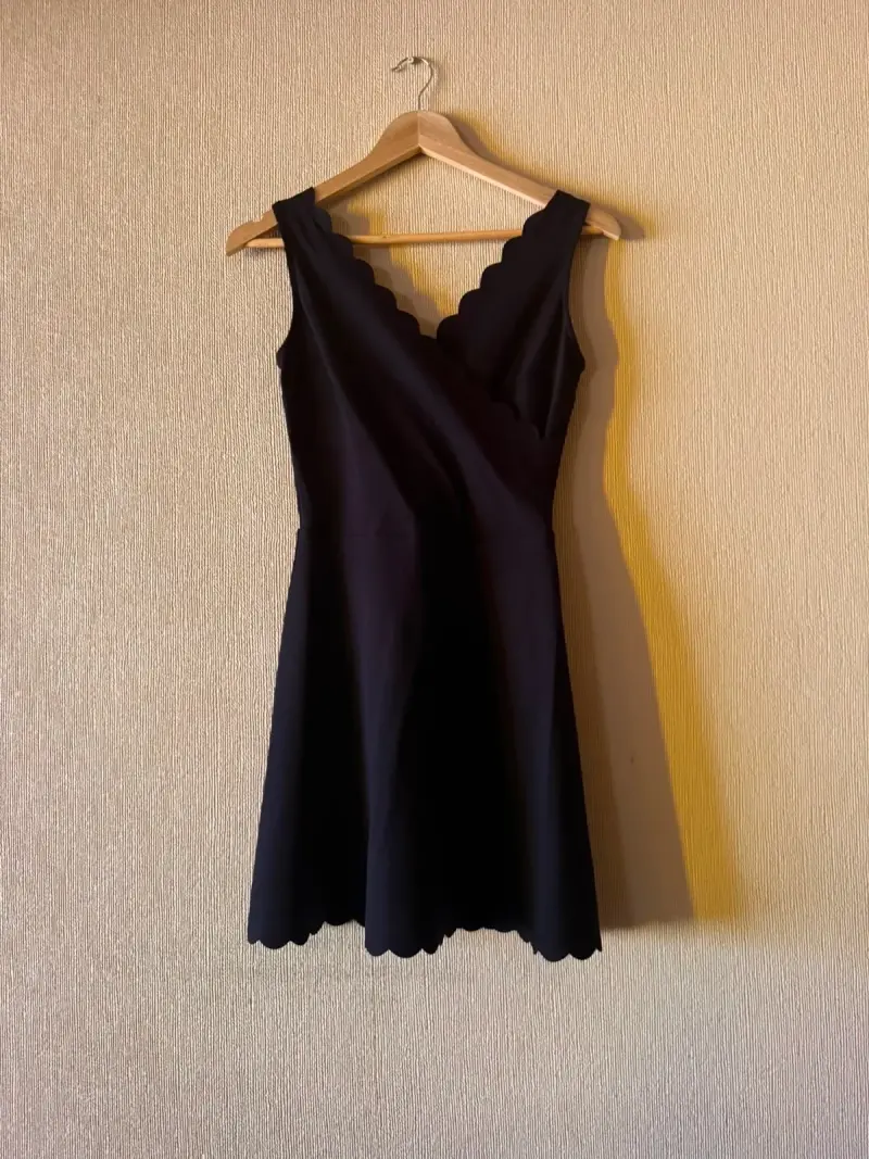 Vestido negro con diseño ondulado