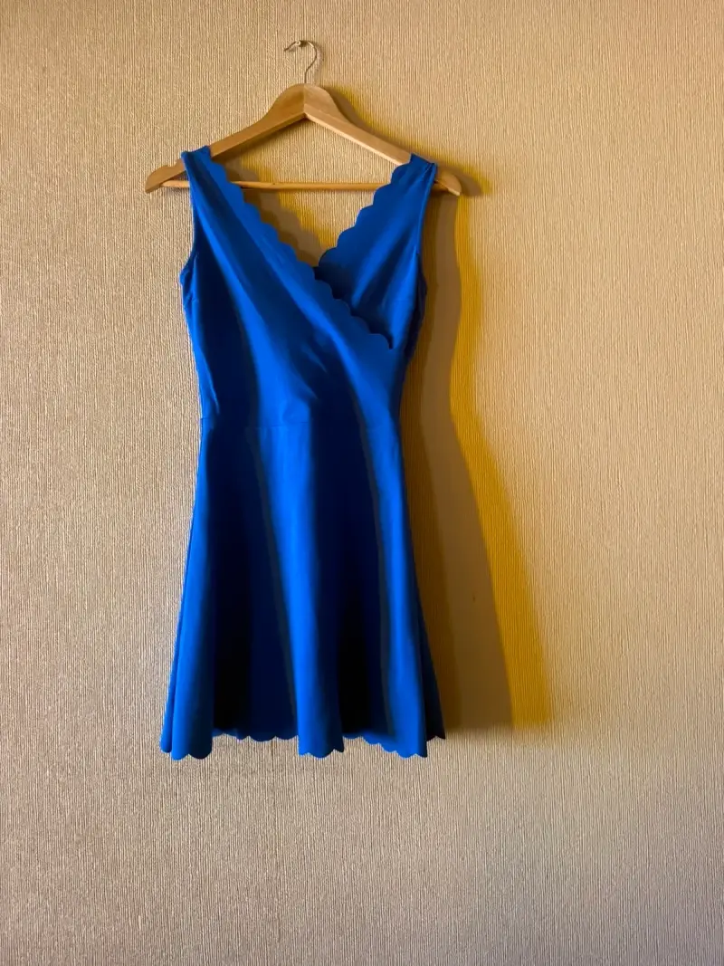 Vestido azul sin mangas con escote en V