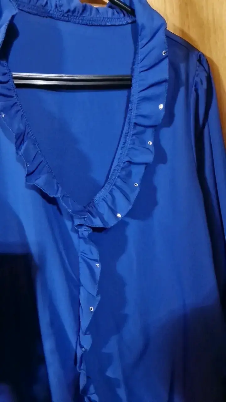 Blusa azul con volantes para mujer - 2