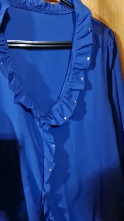 Blusa azul con volantes para mujer - miniatura 2