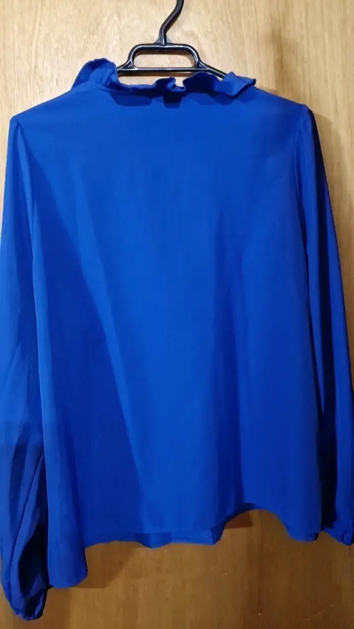 Blusa azul con volantes para mujer - 3
