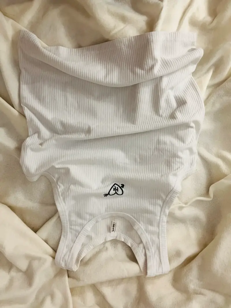 Top blanco con diseño bordado - 1