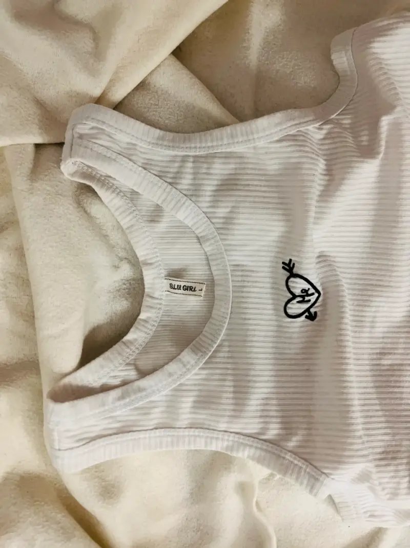 Top blanco con diseño bordado - 2