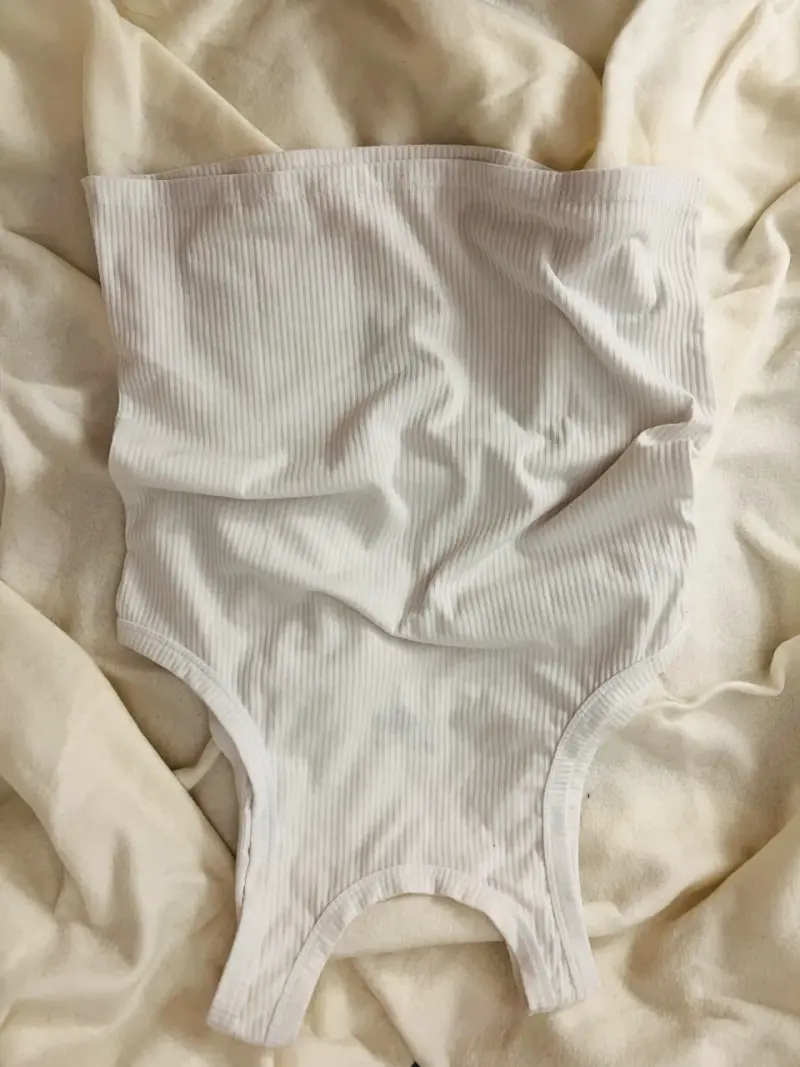 Top blanco con diseño bordado - 3