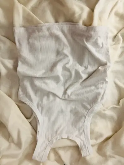 Top  blanco con diseño bordado - miniatura 3