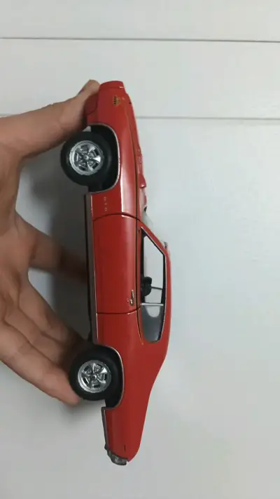 Modelo a escala de auto clásico rojo - miniatura 1