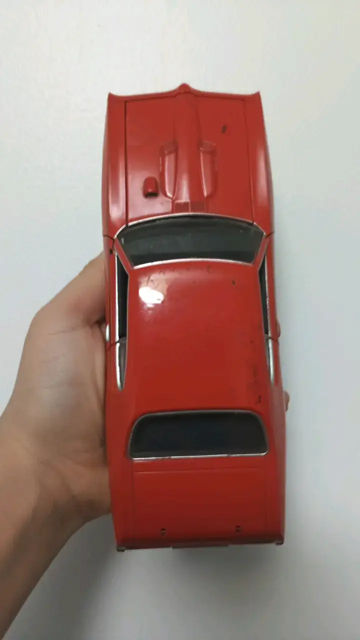 Modelo a escala de auto clásico rojo - 2