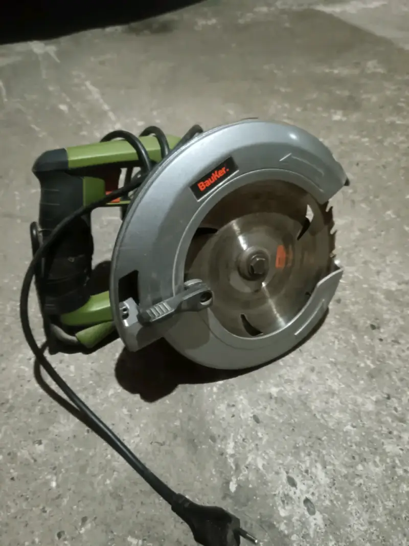 Sierra circular Bauker eléctrica usada - 1