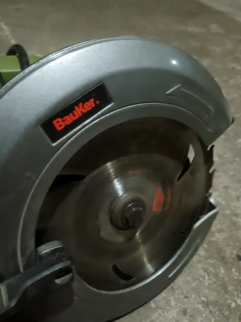 Sierra circular Bauker eléctrica usada - 2