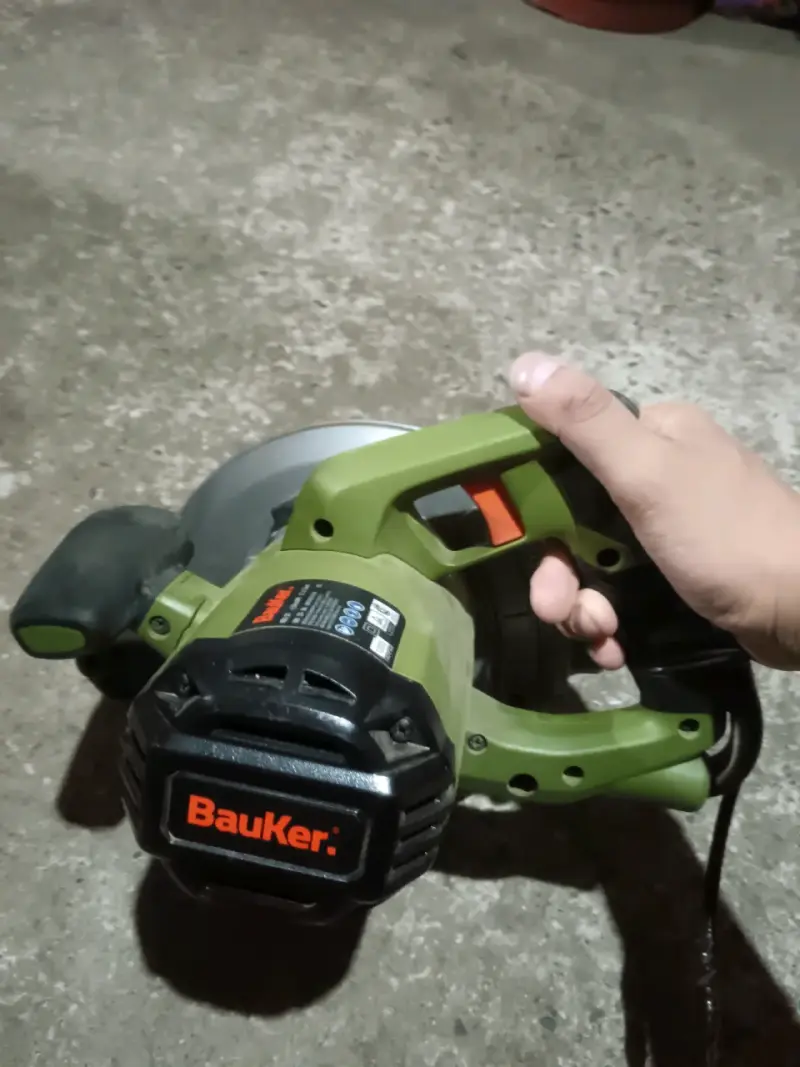 Sierra circular Bauker eléctrica usada - 4