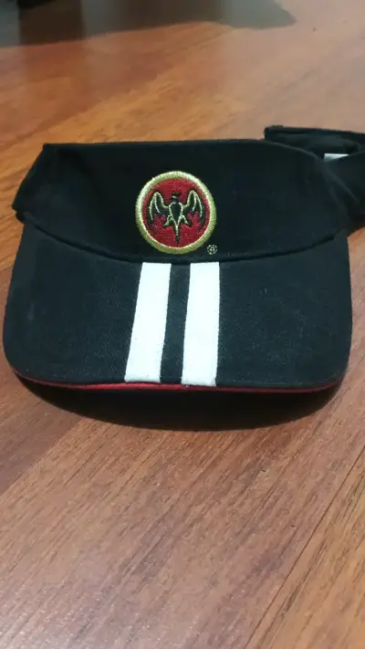 Visera negra Bacardí con logo bordado - miniatura 1