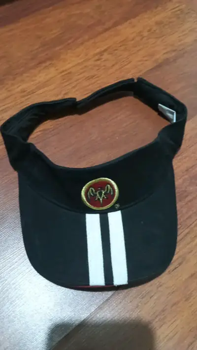 Visera negra Bacardí con logo bordado - miniatura 2