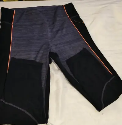 Calzas deportivas negras con detalles naranjas - miniatura 1