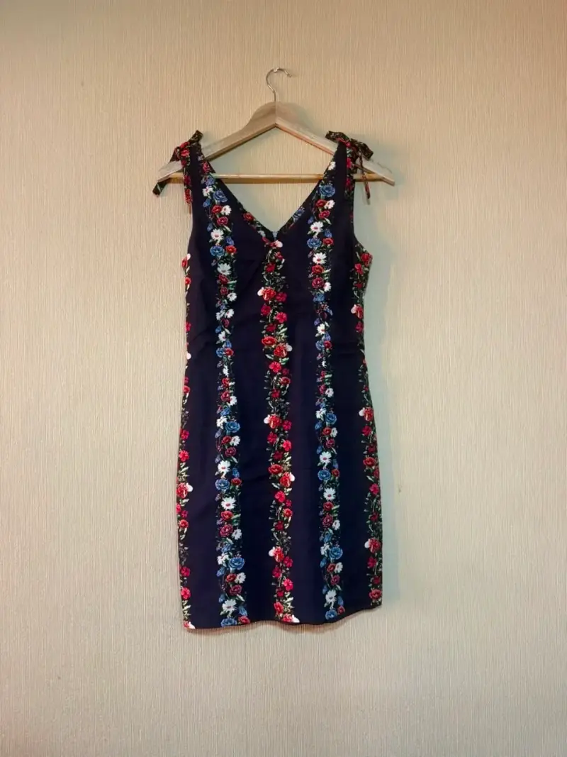Vestido floral sin mangas elegante