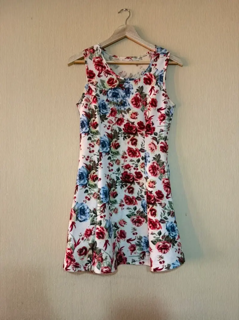 Vestido floral sin mangas para mujer